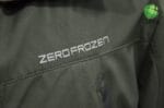 Надпись "Zero Frozen" на левой груди куртки Zero Frozen ZF70101, крупный план