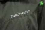 Надпись "Zero Frozen" на левой груди куртки Zero Frozen ZF70101, крупный план