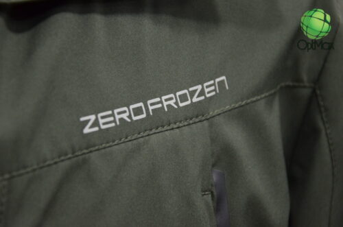Надпись "Zero Frozen" на левой груди куртки Zero Frozen ZF70101, крупный план