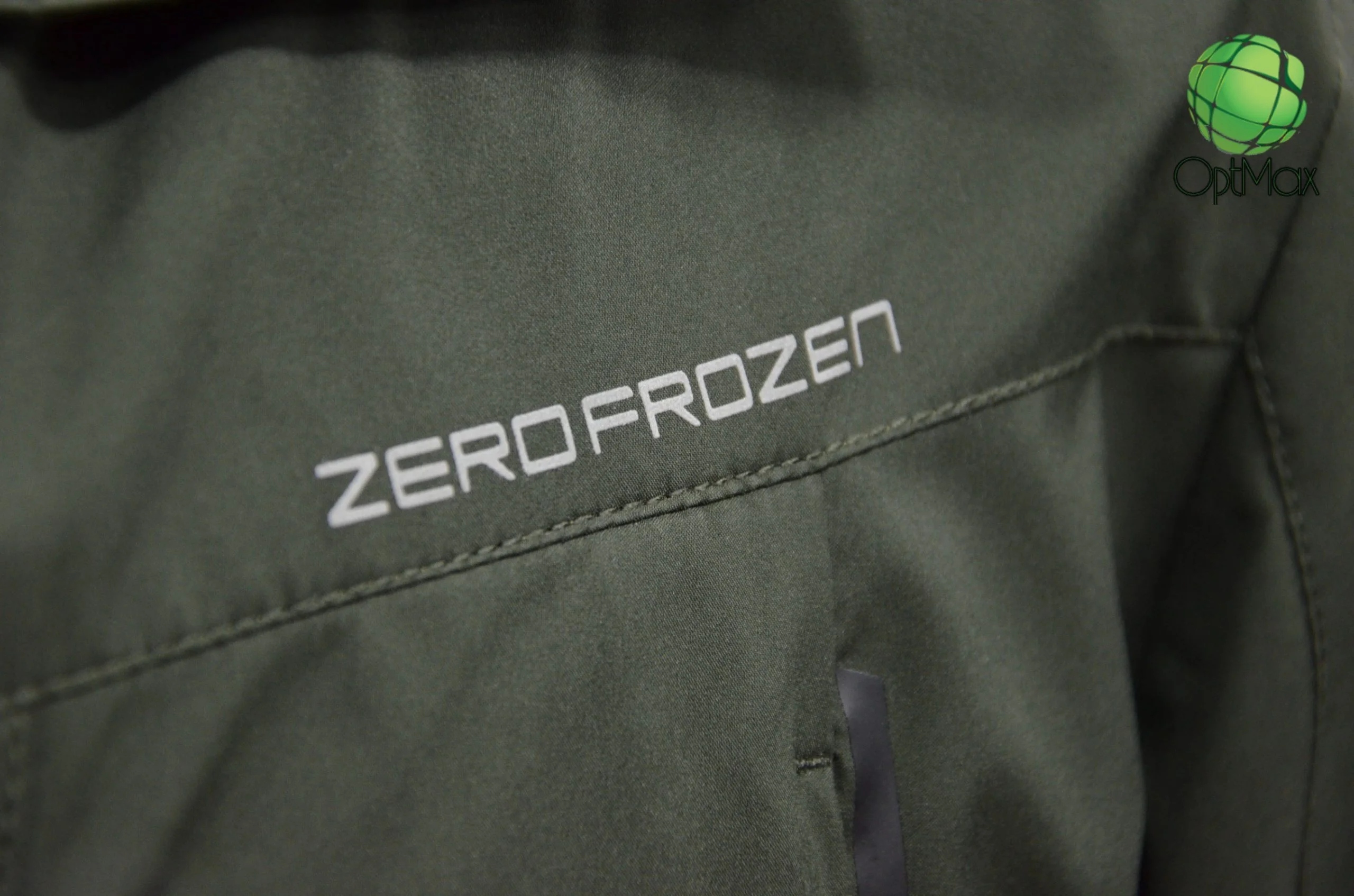 Надпись "Zero Frozen" на левой груди куртки Zero Frozen ZF70101, крупный план