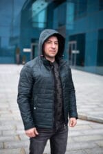 Куртка малахитового цвета, в полуоборота вправо, капюшон надет