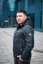 Куртка малахитового цвета, вид сбоку слева