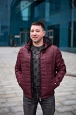 Винная куртка, вид спереди, руки в карманах