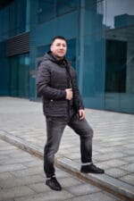 Весенняя мужская куртка Black Vinyl ТС21-1808, в полоборота, расстегнутая, панорамный план, черный цвет