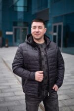 Куртка черного цвета, расстегнутая, передний вид
