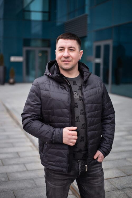 Куртка черного цвета, расстегнутая, передний вид