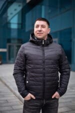 Куртка черного цвета, застегнутая, передний вид