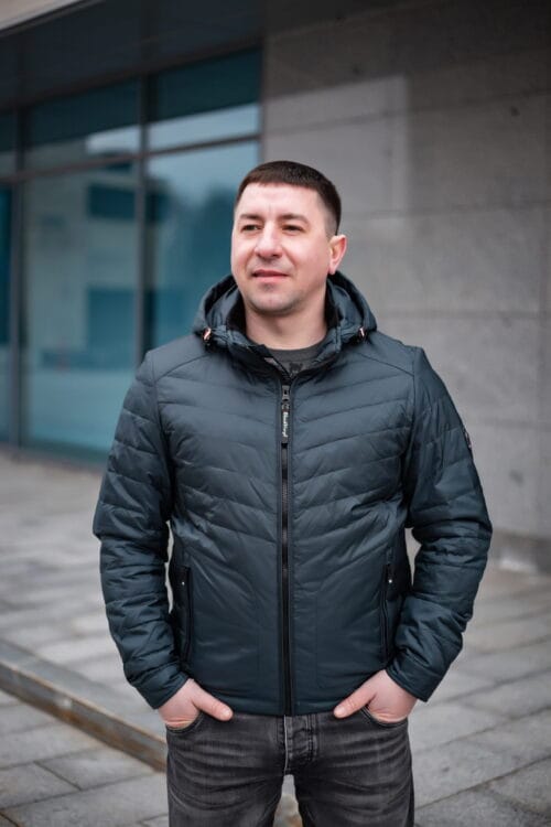 Куртка Black Vinyl ТС21-1807, застібнута, руки в кишенях джинсів