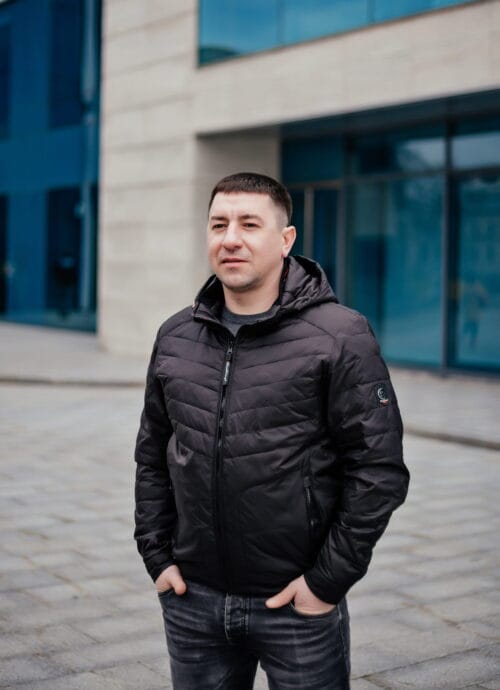 Куртка, четверть правого оберта, застібнута
