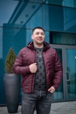 Передній вигляд розстібнутої куртки, винний колір