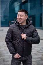 Передній вигляд застібнутої куртки, чорний колір