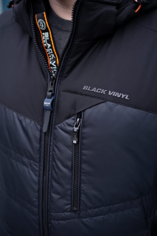 Левая грудь куртки Black Vinyl ТС21-1806 с логотипом, крупный план