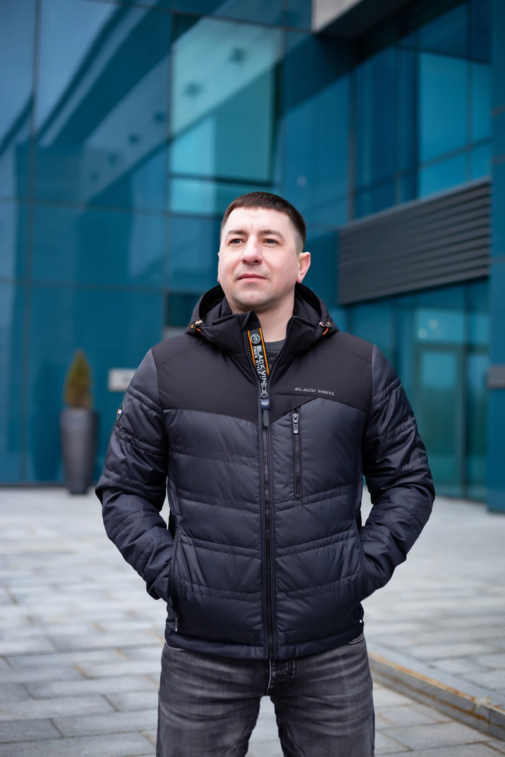 Весняна чоловіча куртка Black Vinyl ТС21-1806, застібнута, руки в кишенях, з доставкою в Україні