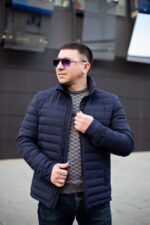 Весенняя мужская куртка, удобный вид спереди.