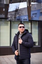 Темно-синяя мужская куртка, вид спереди в полуобороте, расстегнута