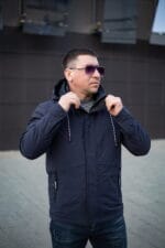 Мужская куртка Black Vinyl ТС21-1836, вид спереди, демонстрация воротника