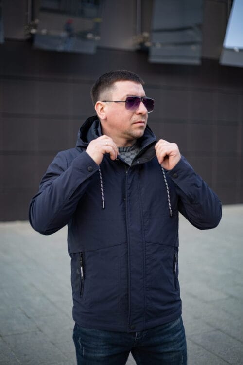 Мужская куртка Black Vinyl ТС21-1836, вид спереди, демонстрация воротника
