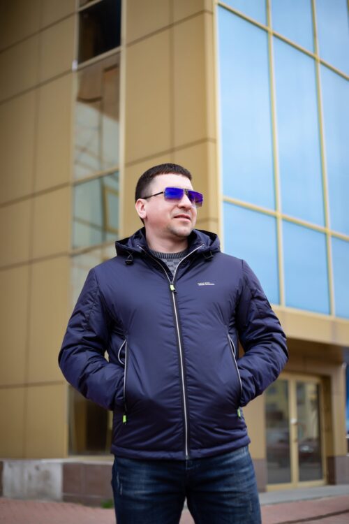 Весенняя мужская куртка Kings Wind 1K22, модель в полный рост, руки в карманах