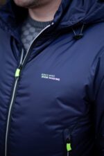 Крупний план грудей куртки Kings Wind та логотипу Kings Wind