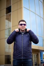 Темно-синя куртка Kings Wind, застібнута, вигляд спереду