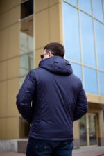 Чоловіча куртка темно-синього кольору, вигляд ззаду