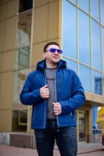 Синя чоловіча куртка, панорамний вигляд спереду
