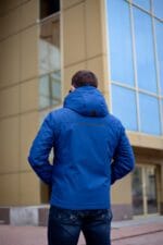 Синя чоловіча куртка, вид ззаду