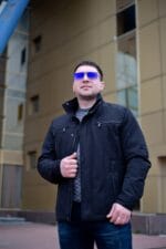 Чоловіча куртка, чорний колір, панорамний вид спереду