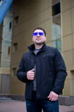 Чоловіча куртка, чорний колір, панорамний вид спереду