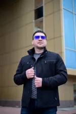 Чоловіча куртка чорного кольору, розстібнута, вид спереду