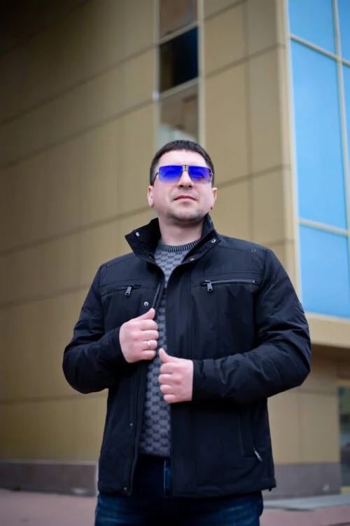 Чоловіча куртка чорного кольору, розстібнута, вид спереду