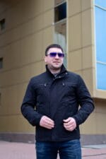 Чоловіча куртка, чорний колір, панорамний вид спереду