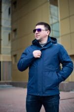 Синя чоловіча куртка, вид спереду, півоберт