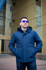 Чоловіча куртка, вид спереду, руки в кишенях