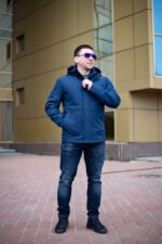 Подовжена весняна куртка Kings Wind 1K31 синього кольору, панорамний план