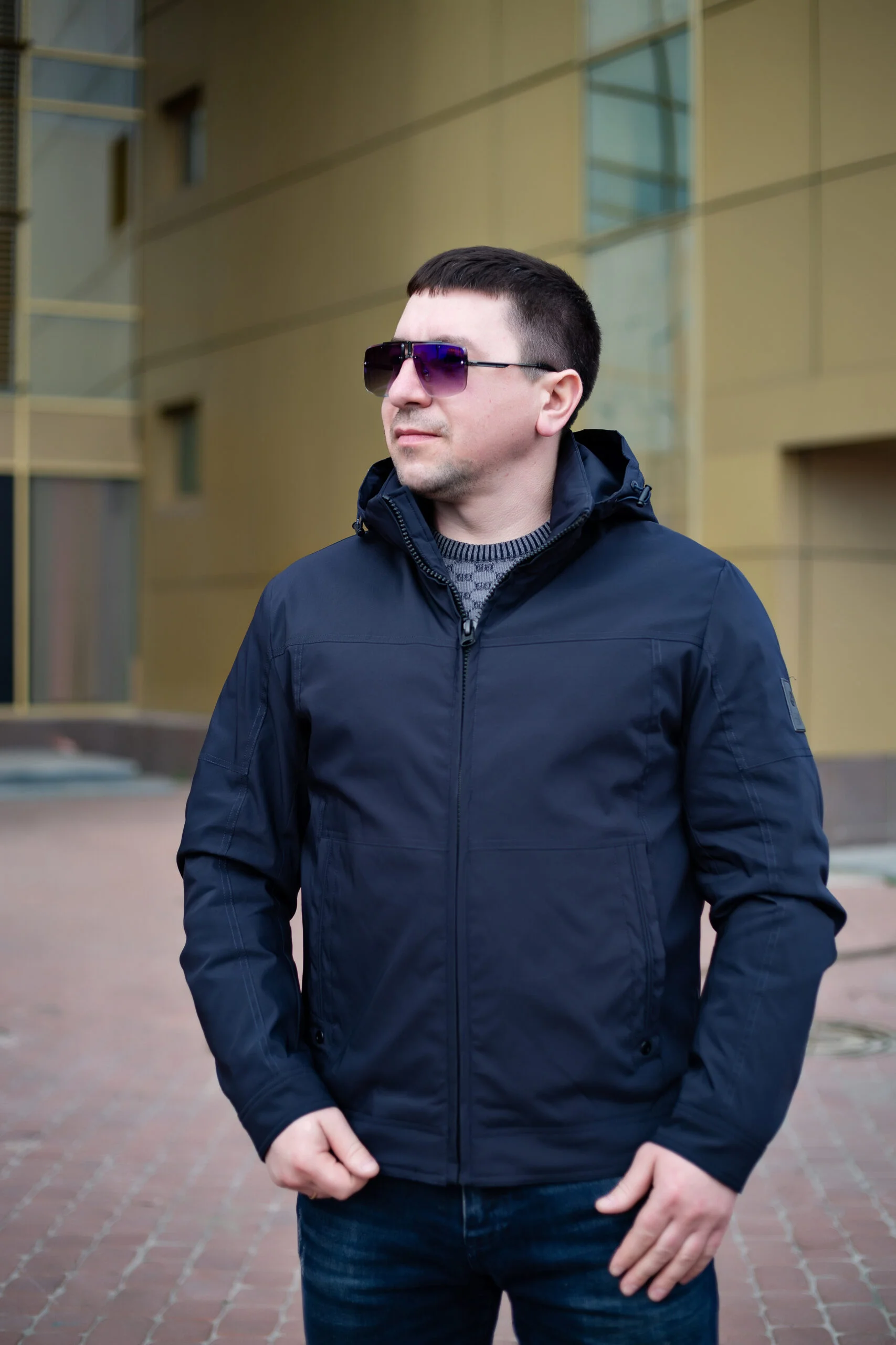 Темно-синя чоловіча куртка, панорамний вигляд спереду