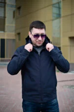 Піднятий комір чоловічої куртки, крупним планом