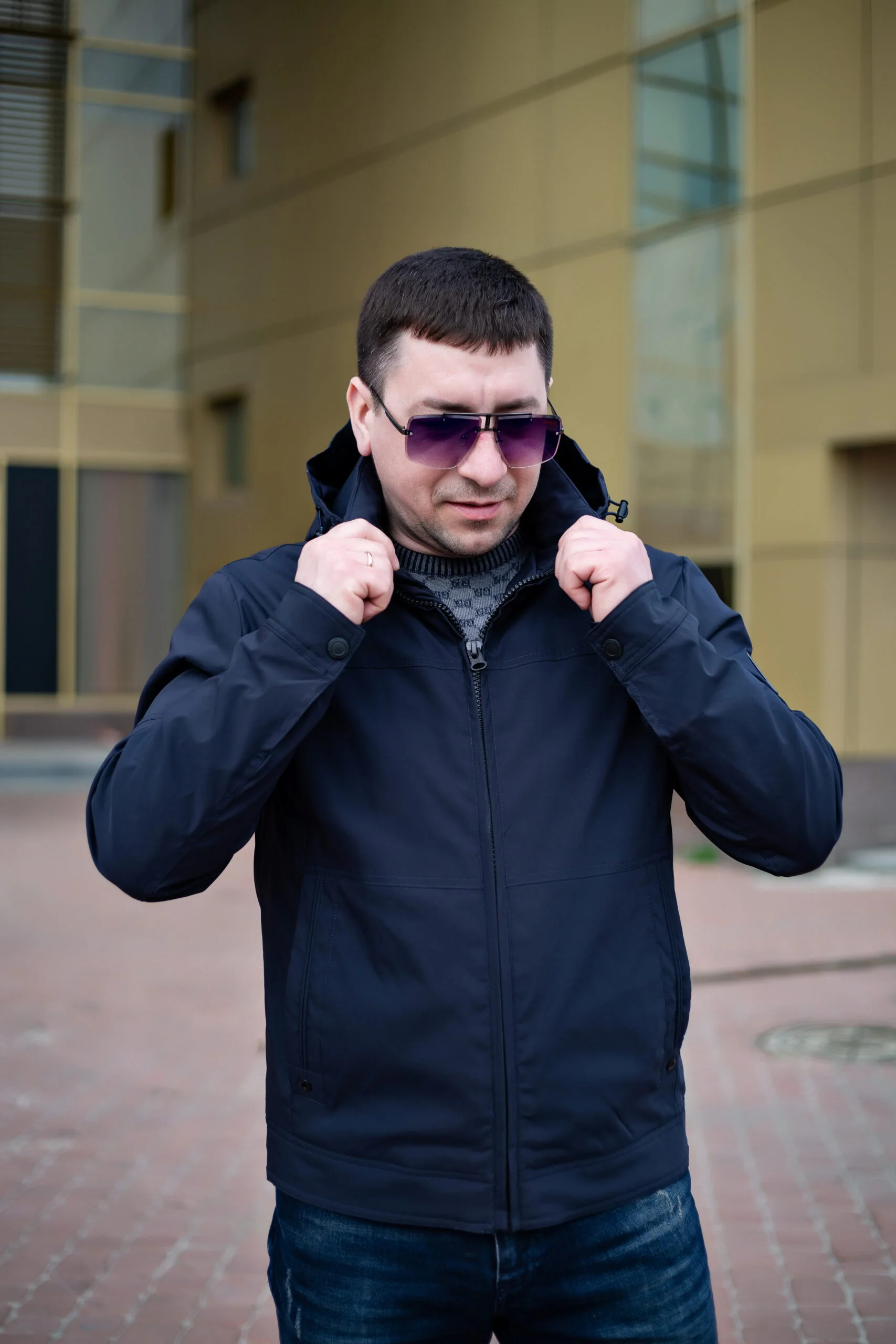 Піднятий комір чоловічої куртки, крупним планом