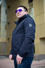 Темно-синя чоловіча куртка, вигляд збоку