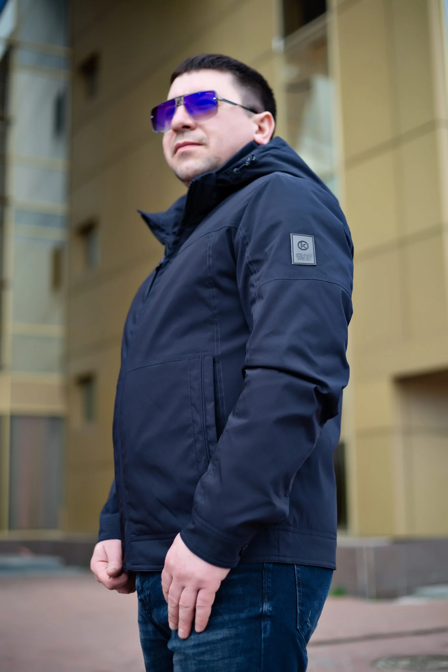 Темно-синя чоловіча куртка, вигляд збоку