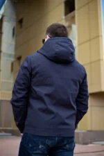 Темно-синя чоловіча куртка, вигляд ззаду