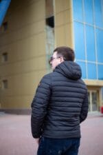 Чоловіча куртка, вигляд зі спини, чорний колір.