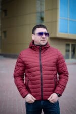 Чоловіча стьобана куртка, бордовий колір, вигляд спереду, застібнута.