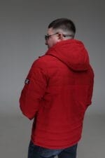 Мужская куртка для весны и осени, красный цвет, вид со спины.