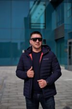 Легка весняна куртка, чорний колір, вигляд спереду, розстібнута.