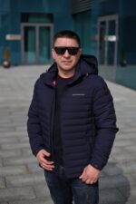 Сучасна чоловіча куртка, темно-синій колір, вигляд спереду, розстібнута.