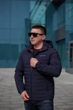 Чоловіча стьобана куртка, чорний колір, вигляд напівоберта.