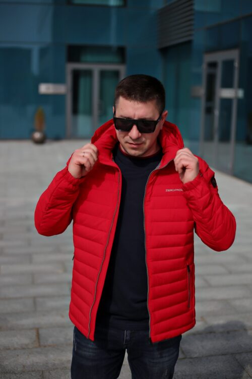 Чоловіча стьобана куртка, червоний колір, вигляд спереду, розстібнута.