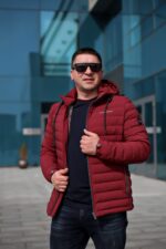 Мужская куртка для весеннего сезона, расстегнутая, вид спереди.