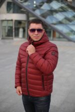 Зимова куртка для чоловіків, вигляд спереду, застібнута.